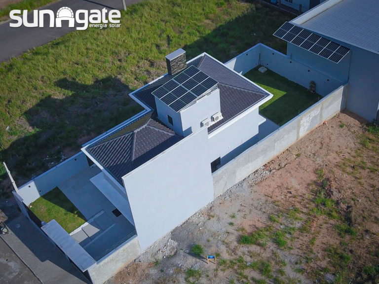 Imagem de cima da casa SunGate, painel solar